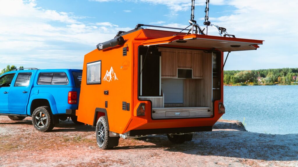 Кемпер Lifestylecamper X-Rid із відкритою задньою кухнею на березі озера