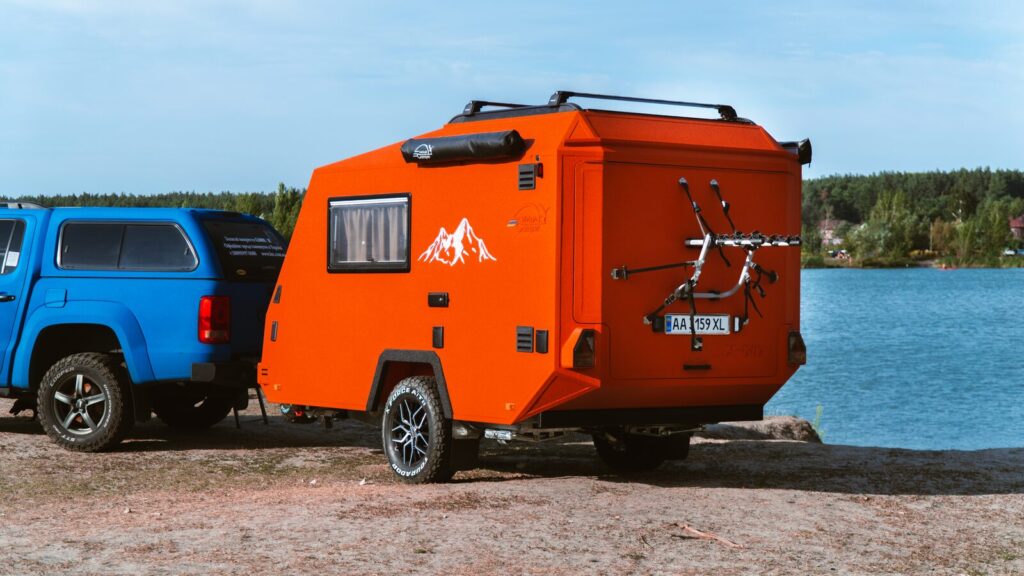 Кемпер Lifestylecamper X-Rid ззаду з велокріпленням на дверях